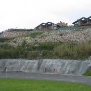 Escollera con deslizamiento profundo