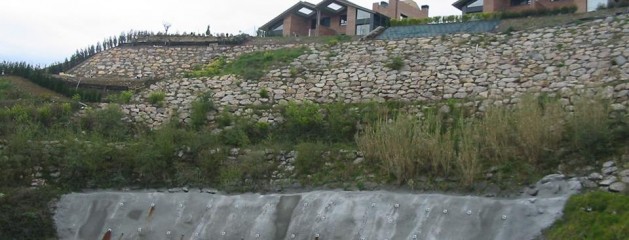 Escollera con deslizamiento profundo