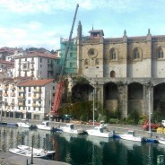 Ondarroa: apoyo de gran grúa en zona compleja