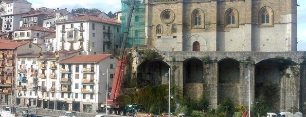 Ondarroa: apoyo de gran grúa en zona compleja